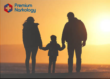 Роль семьи и друзей в преодолении зависимости Родители держат ребенка за руки